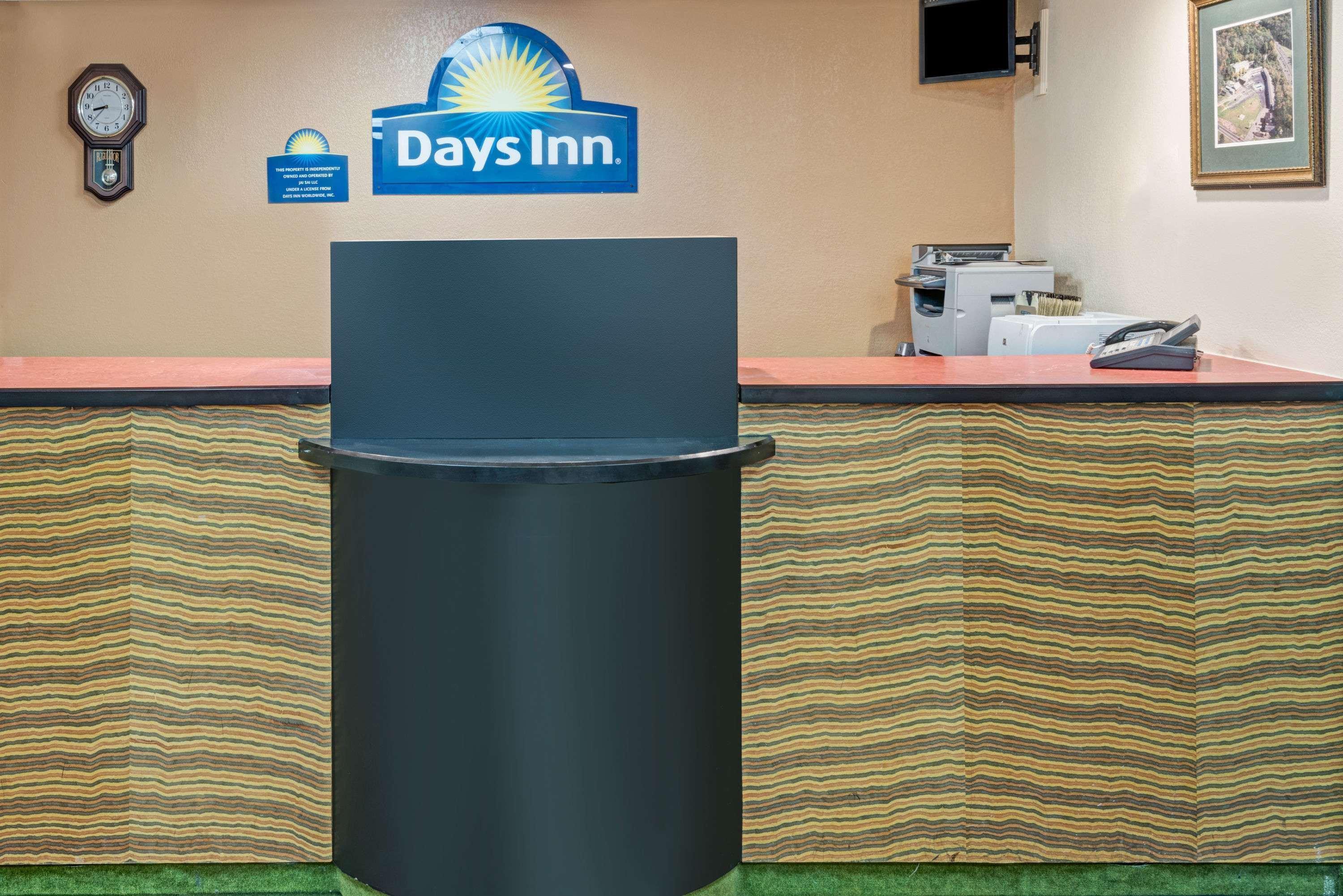 Days Inn By Wyndham Branford New Haven Conference Center Bagian luar foto